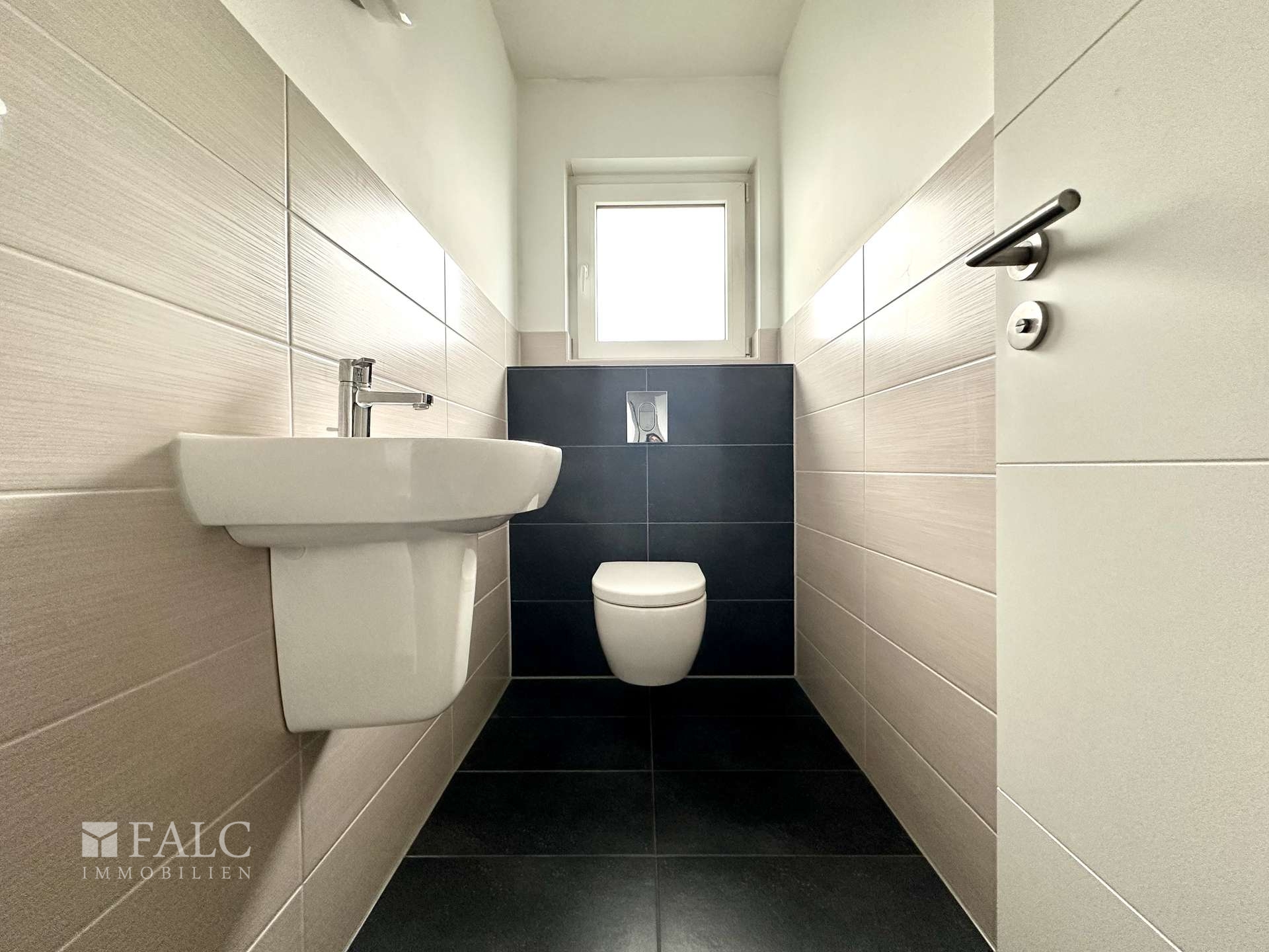 Tageslicht-Gäste-WC mit stilvoller Halbverfliesung